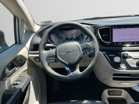 Used 2024 Chrysler Pacifica Touring-L FWD image 12