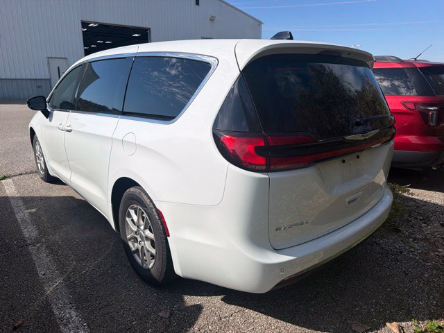 Used 2025 Chrysler Pacifica Select FWD image 4
