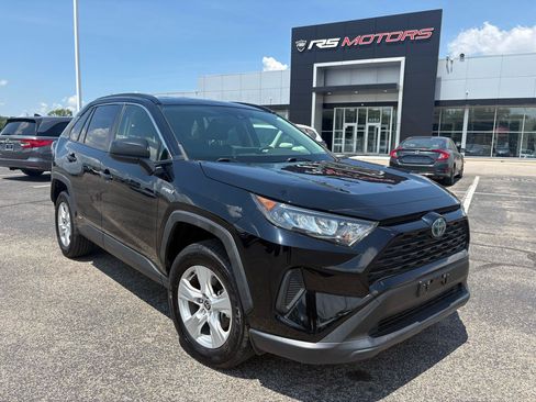 Used 2021 Toyota RAV4 LE AWD/4WD image 2