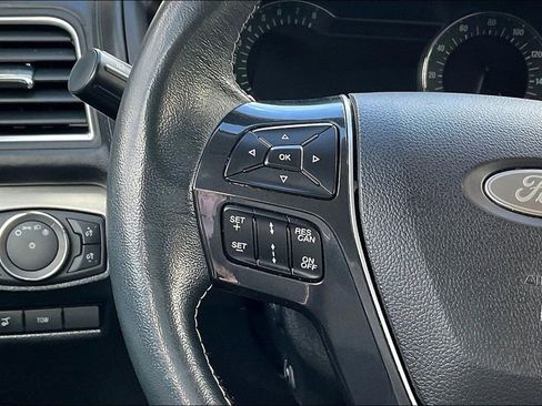 Used 2020 Ford Explorer XLT w/ Equipment Group 202A AWD/4WD image 11