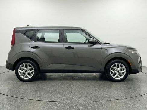 Used 2025 Kia Soul LX w/ LX Technology Package FWD image 11