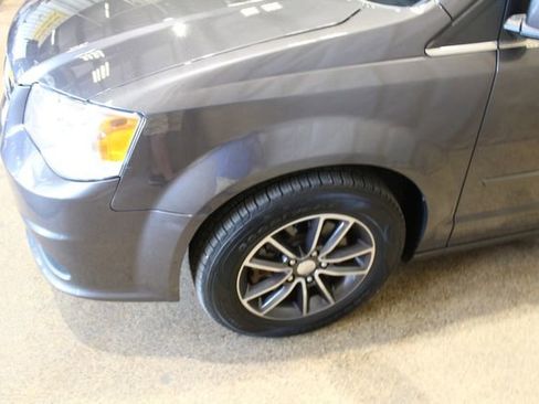 Used 2017 Dodge Grand Caravan SXT image 8