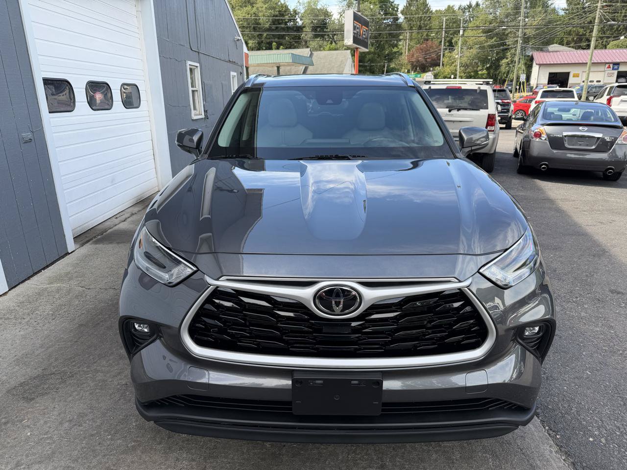 Used 2021 Toyota Highlander XLE AWD/4WD image 2