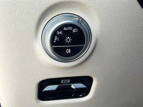 Used 2025 Mercedes-Benz C 300 4MATIC Sedan image 36