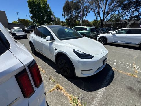 Used 2025 Tesla Model Y Long Range RWD image 2