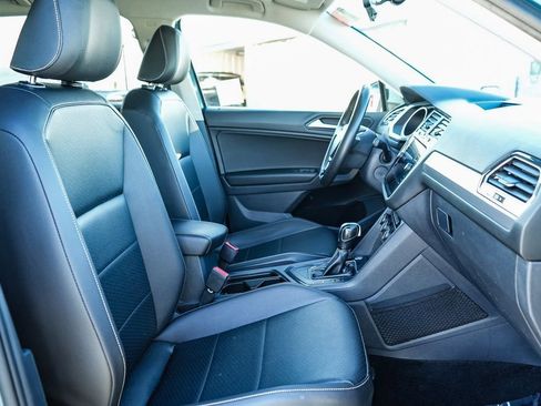 Used 2021 Volkswagen Tiguan SE image 17