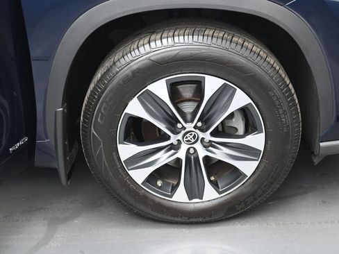 Certified 2024 Toyota Highlander XLE AWD/4WD image 40