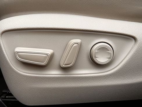 Used 2022 Toyota Highlander XLE image 28