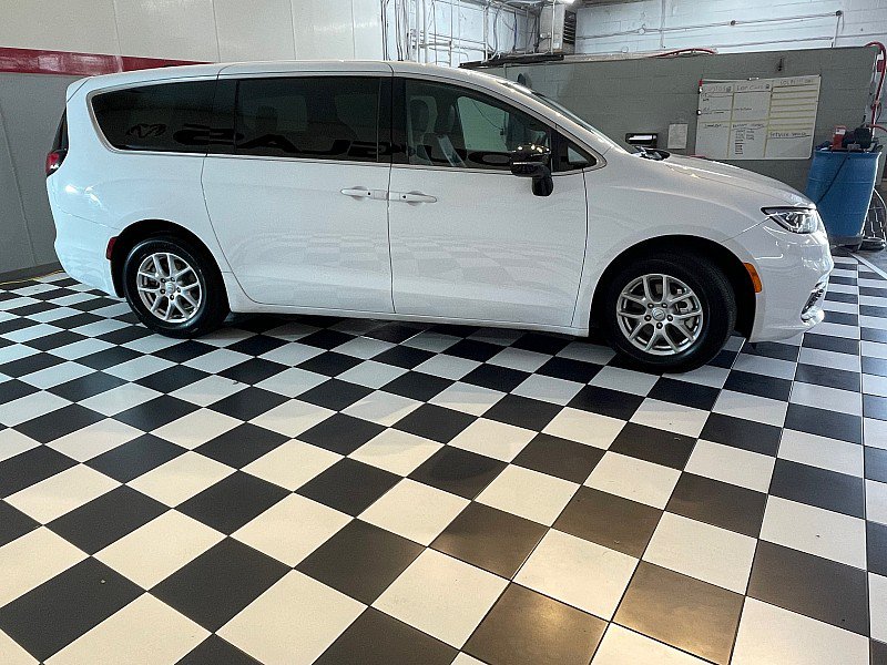 Used 2026 Chrysler Pacifica Select FWD image 4