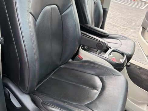 Used 2020 Chrysler Pacifica Touring-L image 17