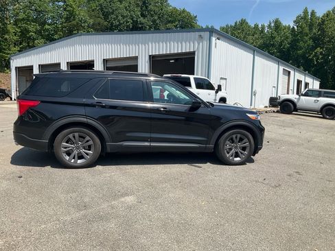 Used 2024 Ford Explorer XLT w/ Equipment Group 202A RWD image 4