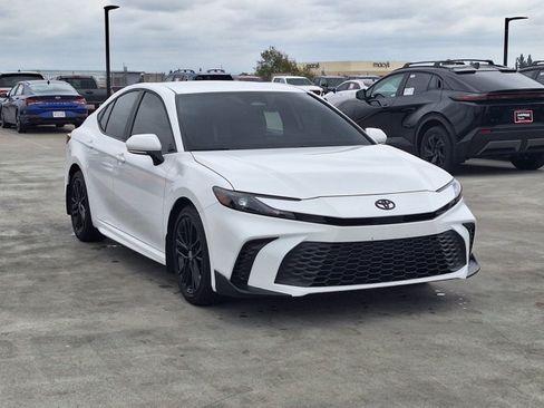 Used 2026 Toyota Camry SE FWD image 3