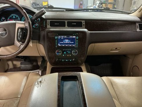 Used 2011 GMC Yukon XL Denali AWD/4WD image 21