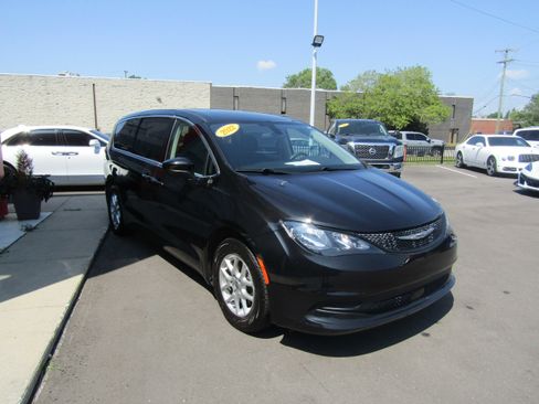 Used 2022 Chrysler Voyager LX image 5