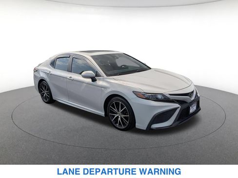 Used 2022 Toyota Camry SE w/ Cold Weather Package FWD image 3