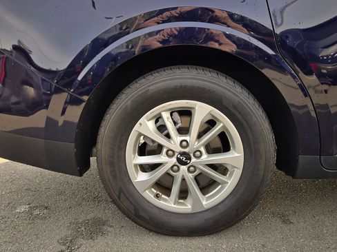 Used 2024 Kia Carnival LX image 17