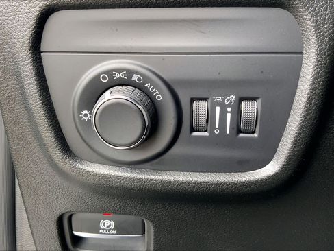Used 2025 Jeep Grand Cherokee L Altitude AWD/4WD image 32