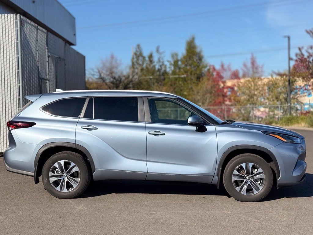 Used 2024 Toyota Highlander XLE AWD/4WD image 6