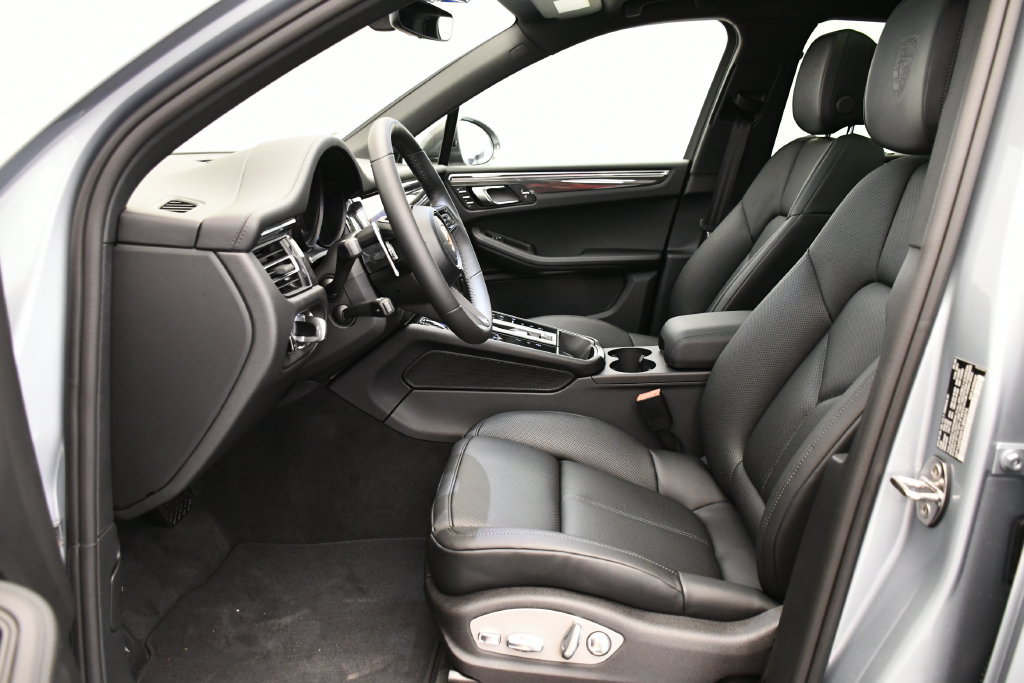 Certified 2026 Porsche Macan Turbo AWD/4WD image 40