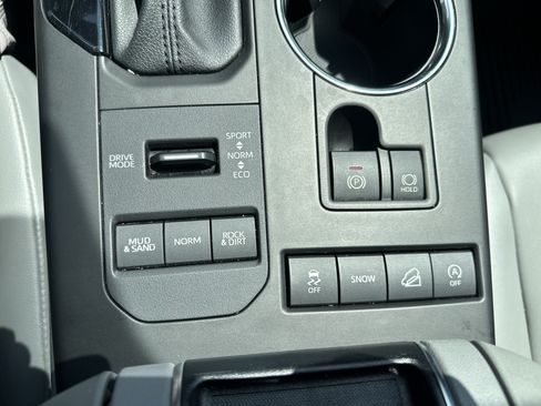 Used 2021 Toyota Highlander XLE AWD/4WD image 17