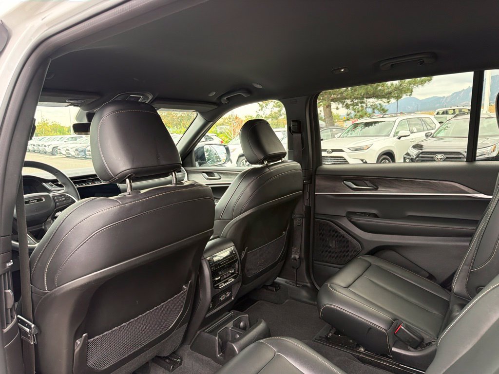 Used 2025 Jeep Grand Cherokee L Limited w/ Black Appearance Package AWD/4WD image 19