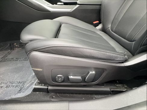 Used 2025 BMW 330i Sedan w/ Convenience Package RWD image 21