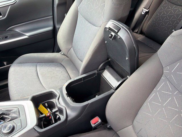 Used 2022 Toyota RAV4 XLE AWD/4WD image 21