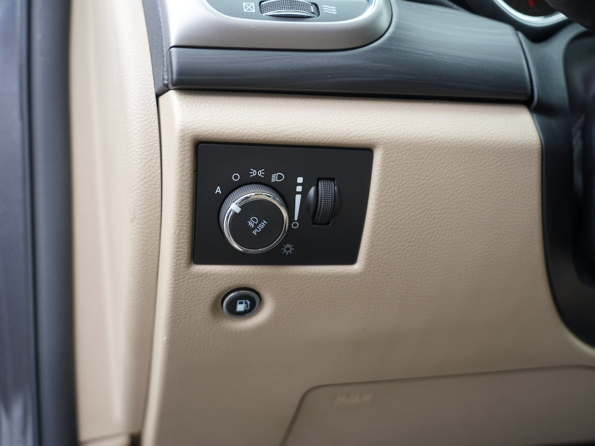 Used 2019 Jeep Grand Cherokee Laredo AWD/4WD image 17
