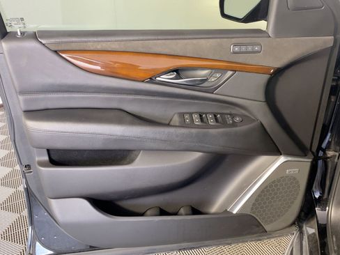 Used 2020 Cadillac Escalade Luxury image 10