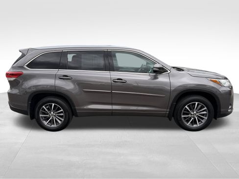 Used 2018 Toyota Highlander XLE w/ Protection Package #3 AWD/4WD image 4