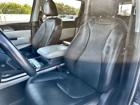 Used 2024 Kia Carnival LX image 13