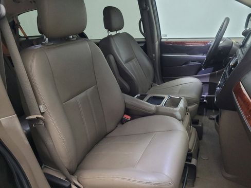 Used 2016 Chrysler Town & Country Touring image 21