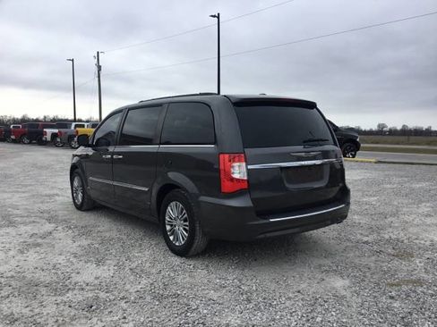 Used 2015 Chrysler Town & Country Touring-L w/ Driver Convenience Group image 6