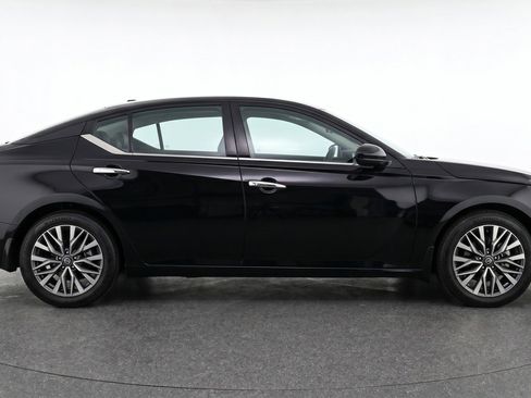 Used 2025 Nissan Altima 2.5 SV FWD image 11