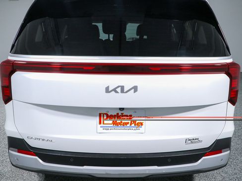 Used 2025 Kia Carnival FWD image 8