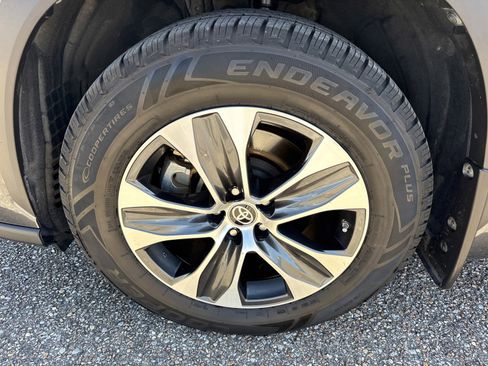 Used 2021 Toyota Highlander XLE FWD image 10