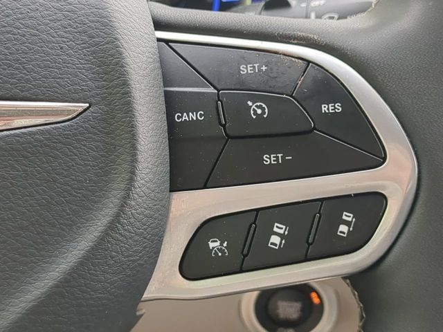 Used 2024 Chrysler Pacifica Limited FWD image 25