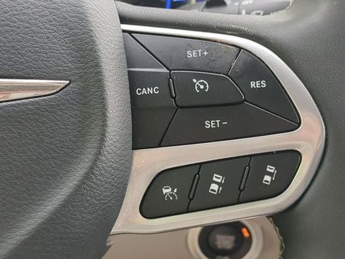 Used 2024 Chrysler Pacifica Limited FWD image 25