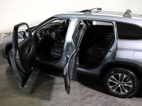 Used 2024 Toyota Highlander XLE AWD/4WD image 5