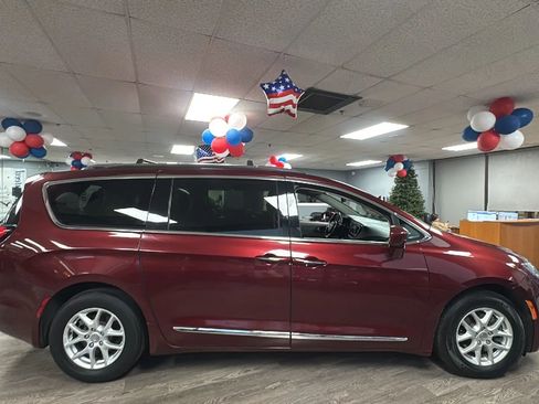 Used 2020 Chrysler Pacifica Touring-L FWD image 4