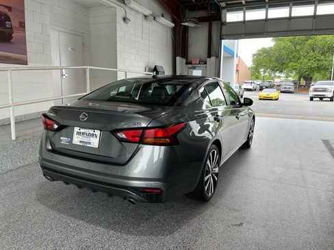 Used 2021 Nissan Altima 2.5 SR FWD image 10