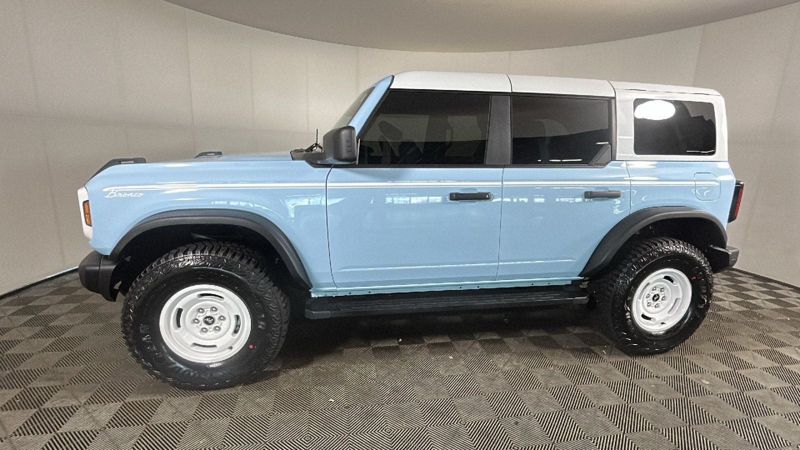 Used 2024 Ford Bronco Heritage Edition AWD/4WD image 7