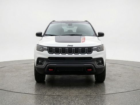 Used 2025 Jeep Compass Trailhawk AWD/4WD image 2