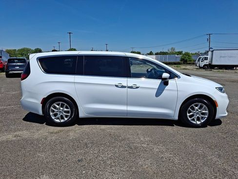 Used 2023 Chrysler Pacifica Touring-L FWD image 13