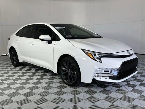 Used 2024 Toyota Corolla SE FWD image 2