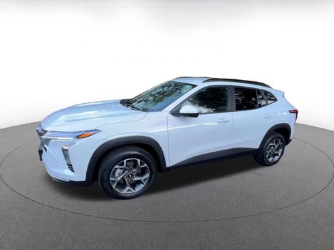 Used 2025 Chevrolet Trax LT w/ LT Convenience Package image 8