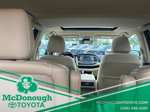 Used 2019 Toyota Highlander XLE FWD image 3