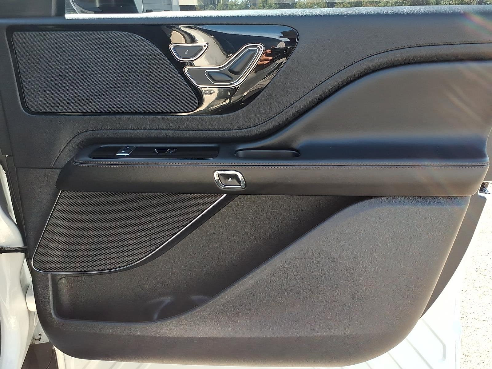 Used 2023 Lincoln Aviator AWD w/ Premium Package image 13