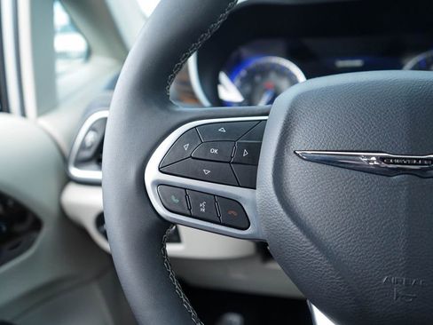 Used 2024 Chrysler Pacifica Limited image 23