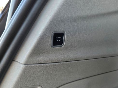 Used 2023 Chrysler Voyager LX image 24